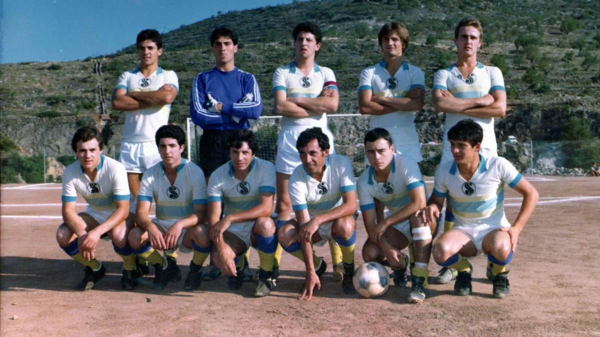 Arriba, de izquierda a derecha, Ribes, Silvestre González, Ximo Guzmán... encabezan un once de la peña Olímpic Espadán en el que se encuentra el ¡león&#039; De Andrés (arriba derecha), recién proclamado campeón de Liga con el Athletic. Es un 6 de julio de 1983
