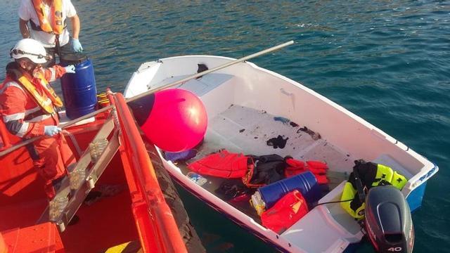 Momento en que la embarcación de Salvamento Marítimo procede a las labores para remolcar la patera en Alicante.
