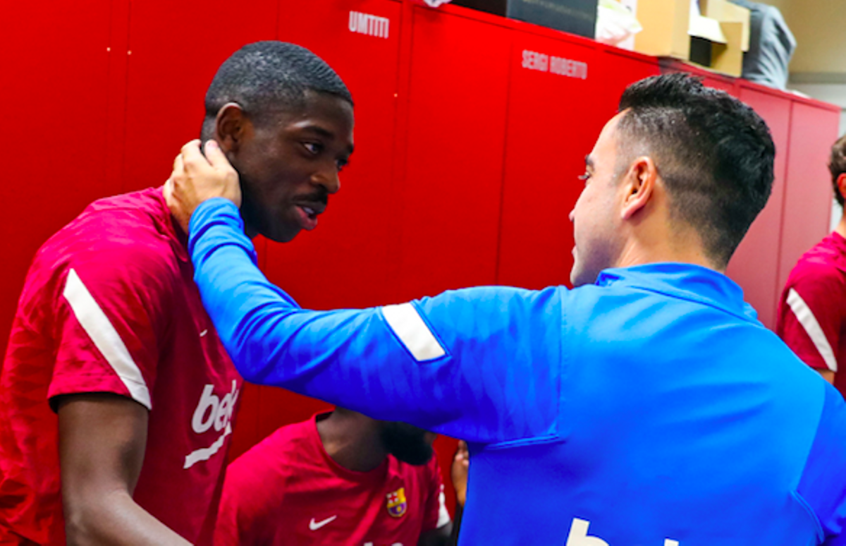 Xavi saluda a Dembélé en el vestuario de la ciudad deportiva de Sant Joan Despí.