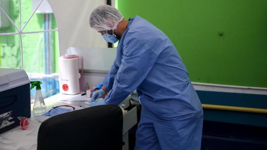 Un trabajador sanitario recabando muestras de coronavirus.