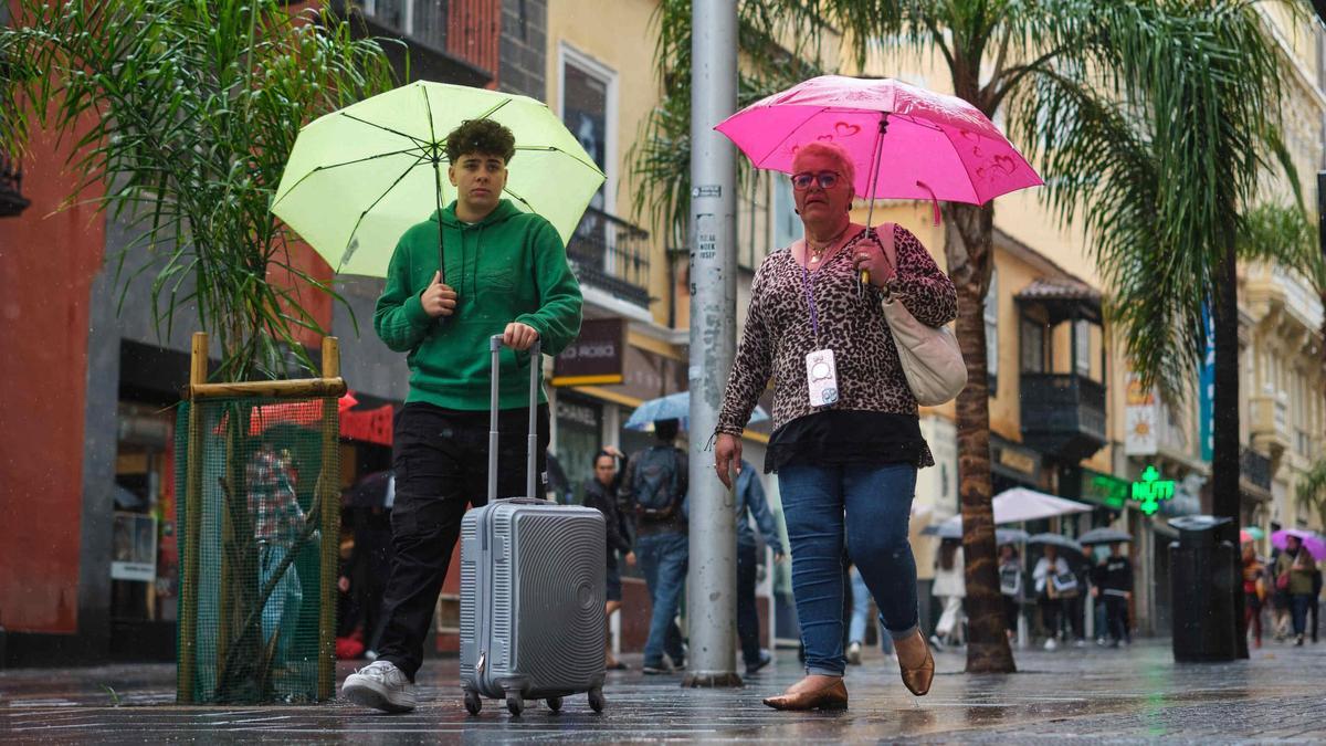 Dos personas pasean bajo la lluvia este sábado en Santa Cruz de Tenerife.