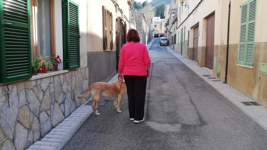 Una vecina con un perro en Son Servera.