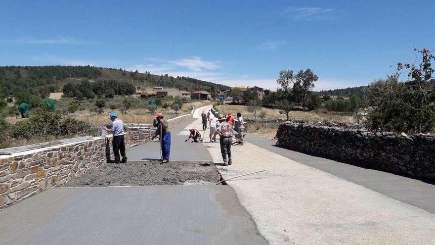 Los vecinos de Villarino Tras la Sierra rematan la obra llevada a cabo por el Ayuntamiento de Trabazos.