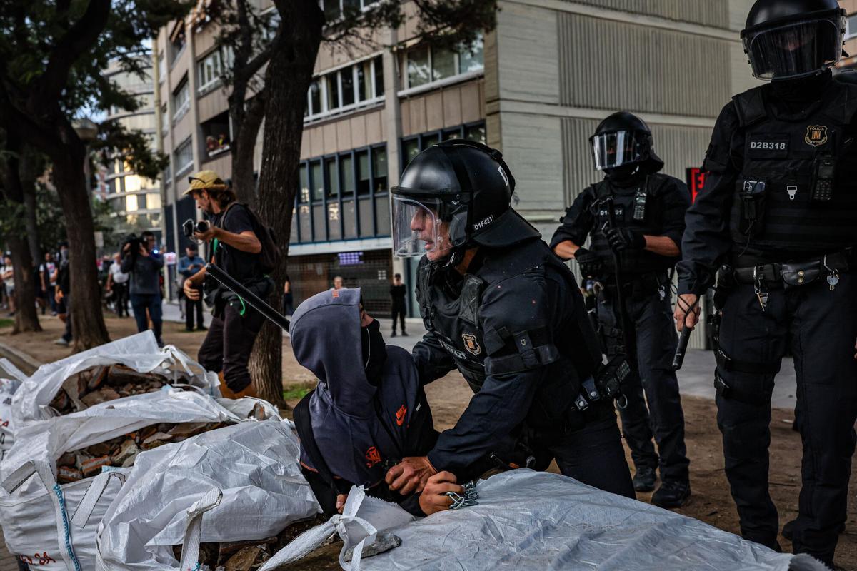 Un agent dels Mossos reté un manifestant durant un acte a favor de Palestina a Barcelona