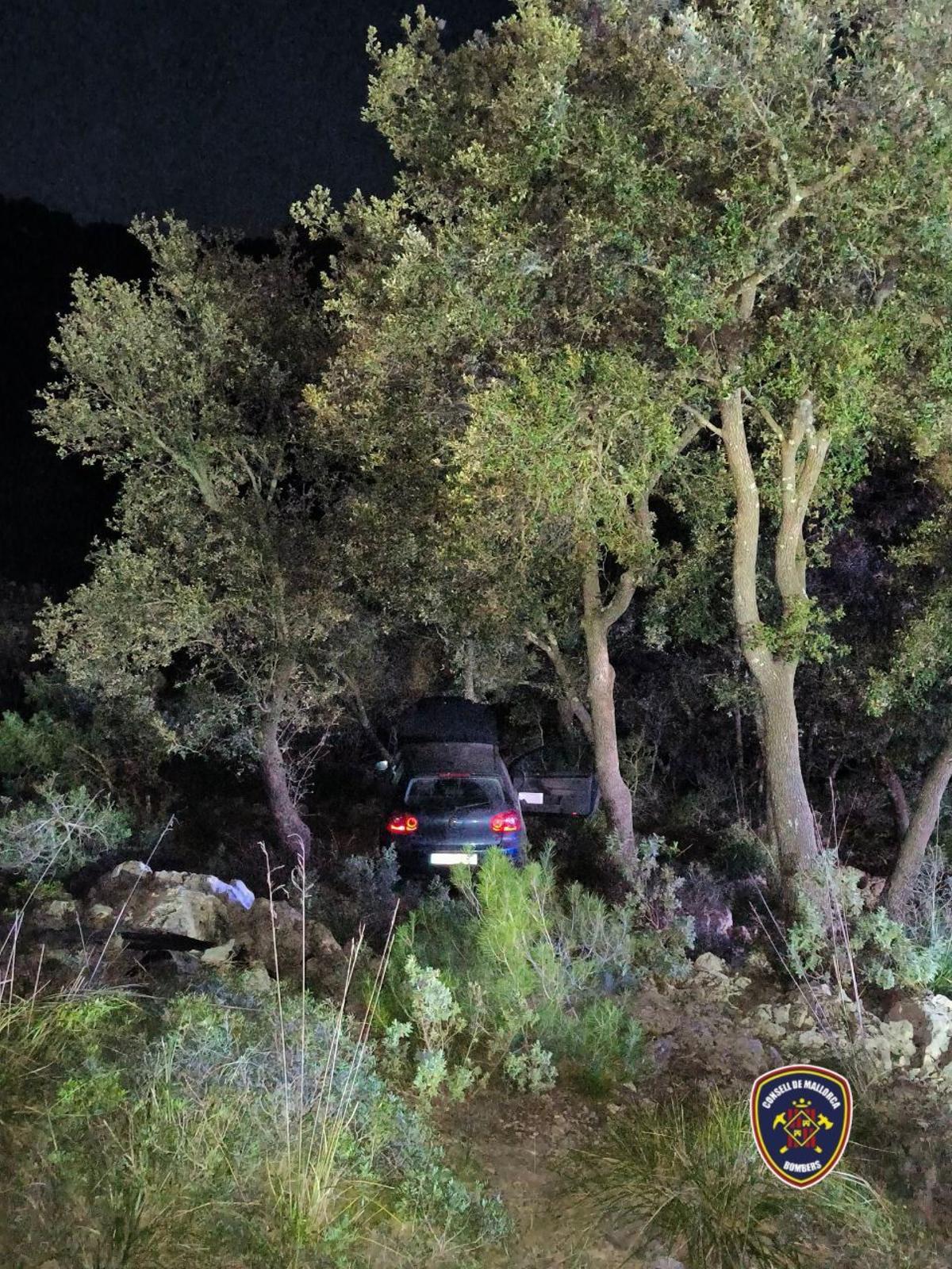 Un vehículo se precipita por un terraplén de más de 10 metros de altura en Bunyola