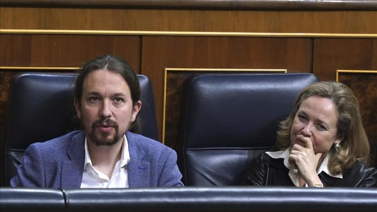 Pablo Iglesias junto a Nadia Calviño en un pleno del Congreso