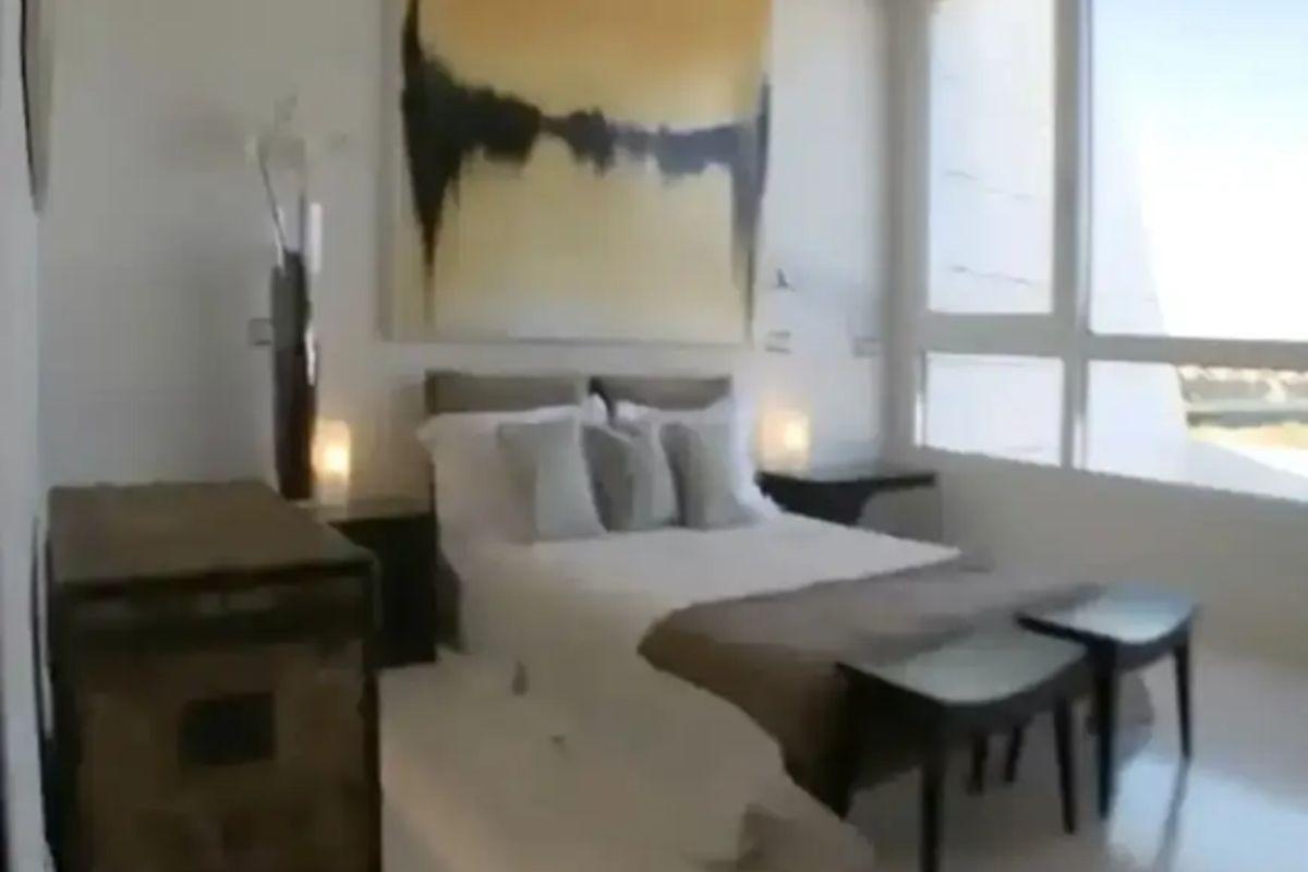 Un dormitorio principal de la vivienda con mucha luz