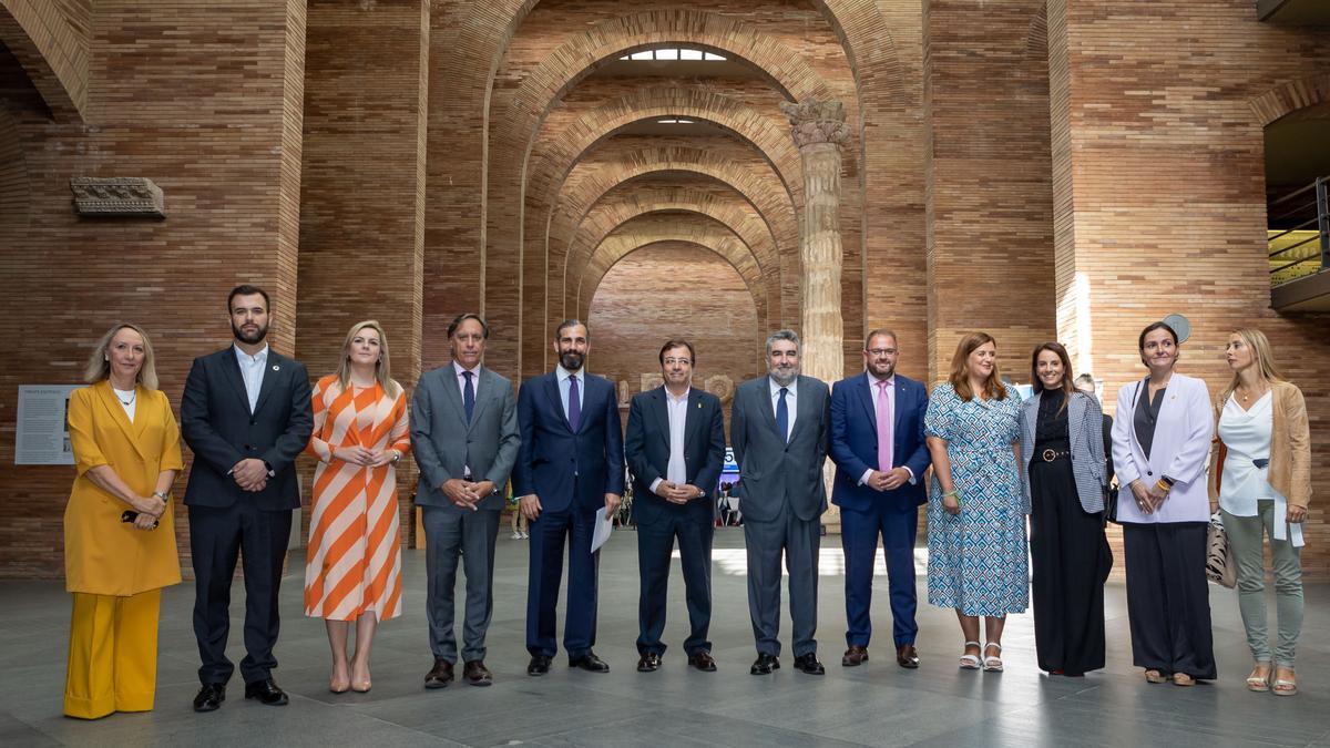 El presidente de la Junta de Extremadura, Guillermo Fernández Vara (c); el embajador español en la Unesco, José Manuel Rodríguez Uribes, el alcalde de Mérida, Antonio Rodríguez Osuna, el alcalde de Cáceres, Luis Salaya y otras autoridades hoy en Mérida.