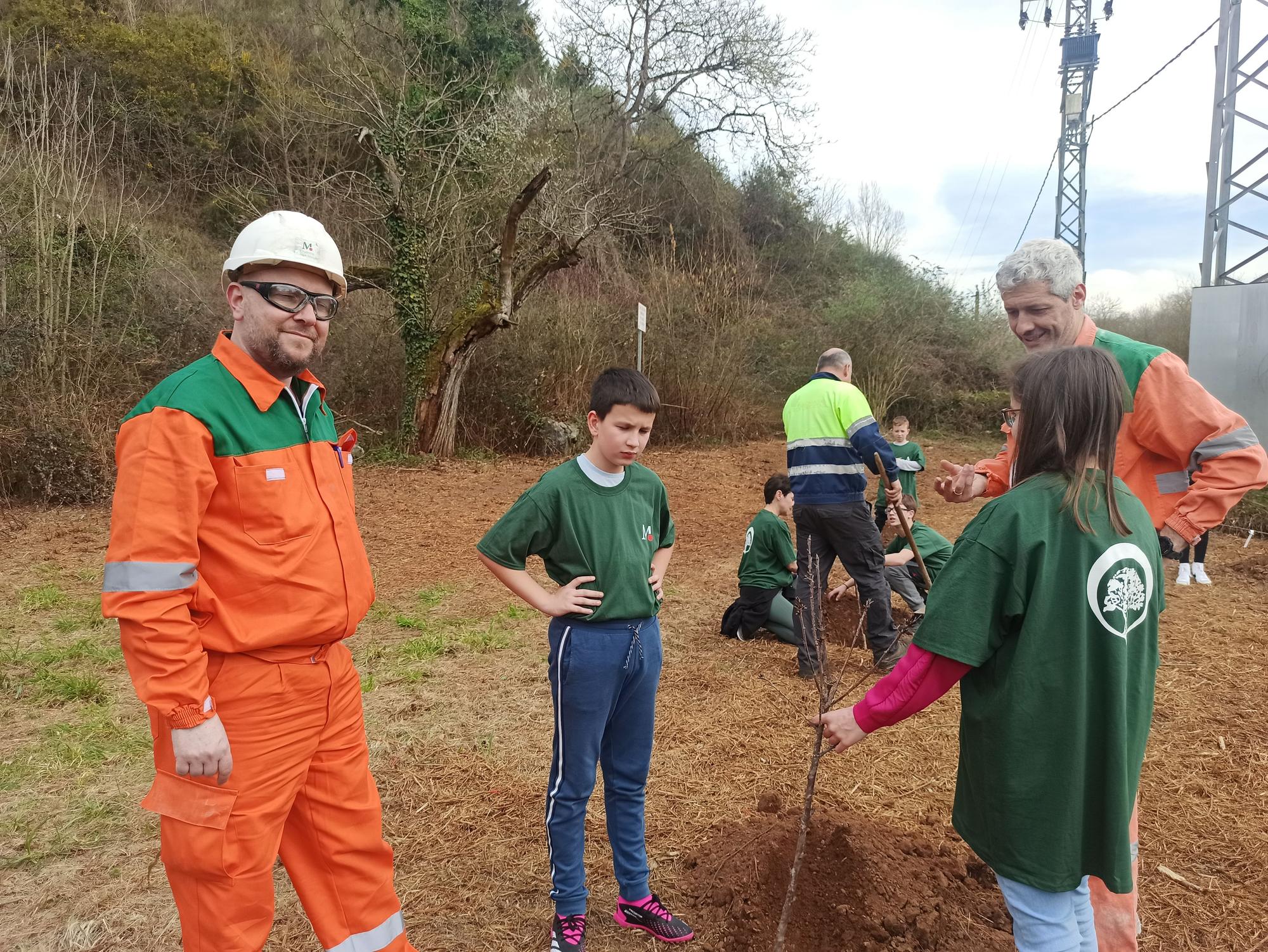 Los escolares de San Cucao ponen freno a la huella de carbono con la plantación de árboles frutales, así fue la jornada ambiental