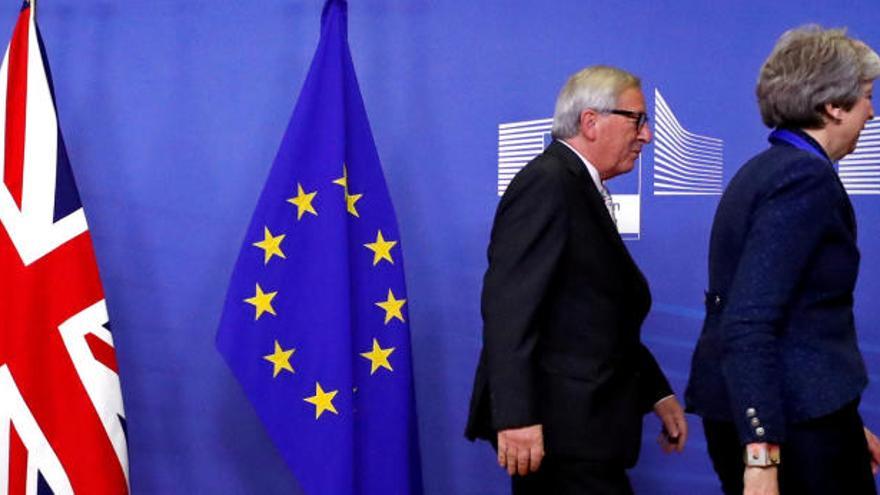 Theresa May, junto a Jean-Claude Juncker en Bruselas