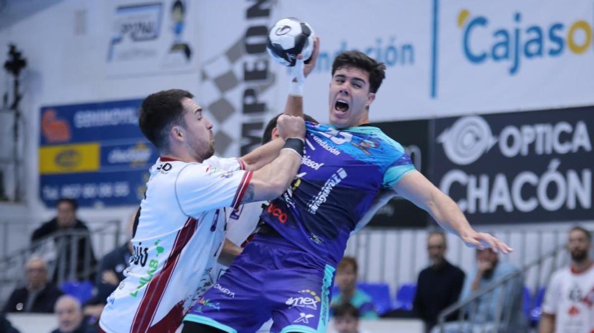 Dani Serrano intenta un lanzamiento.