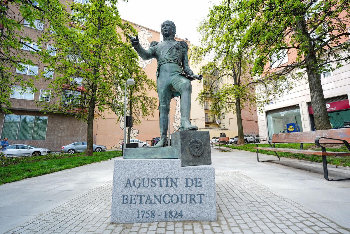 Madrid recuerda con una estatua al ingeniero Agustín de Betancourt.