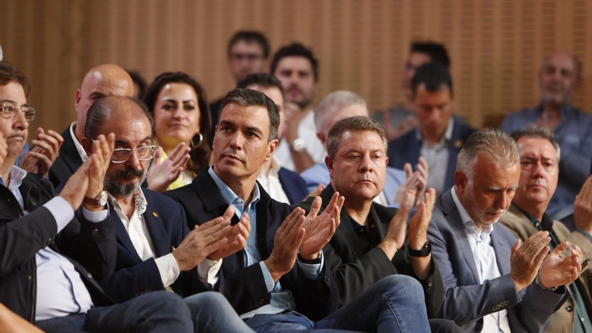Pedro Sánchez con Javier Lambán y Emiliano García-Page en una acto del PSOE con barones y dirigentes del partido.