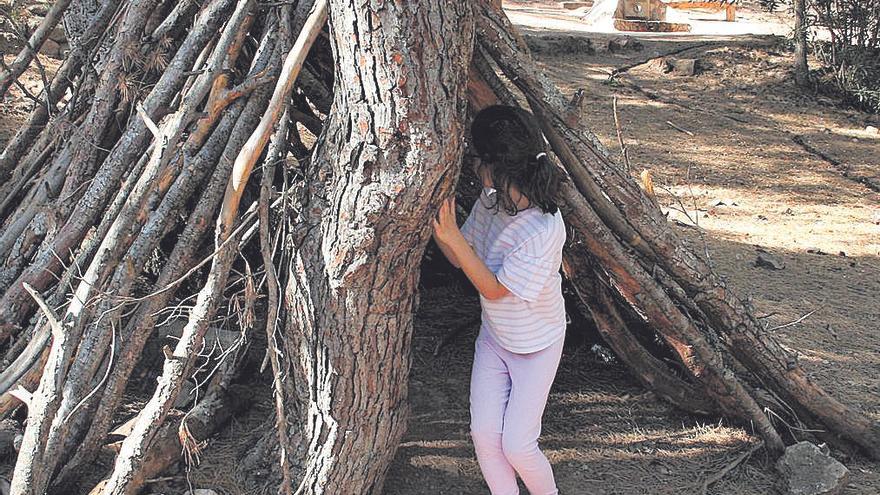 Cabaña de troncos de pino para los más pequeños