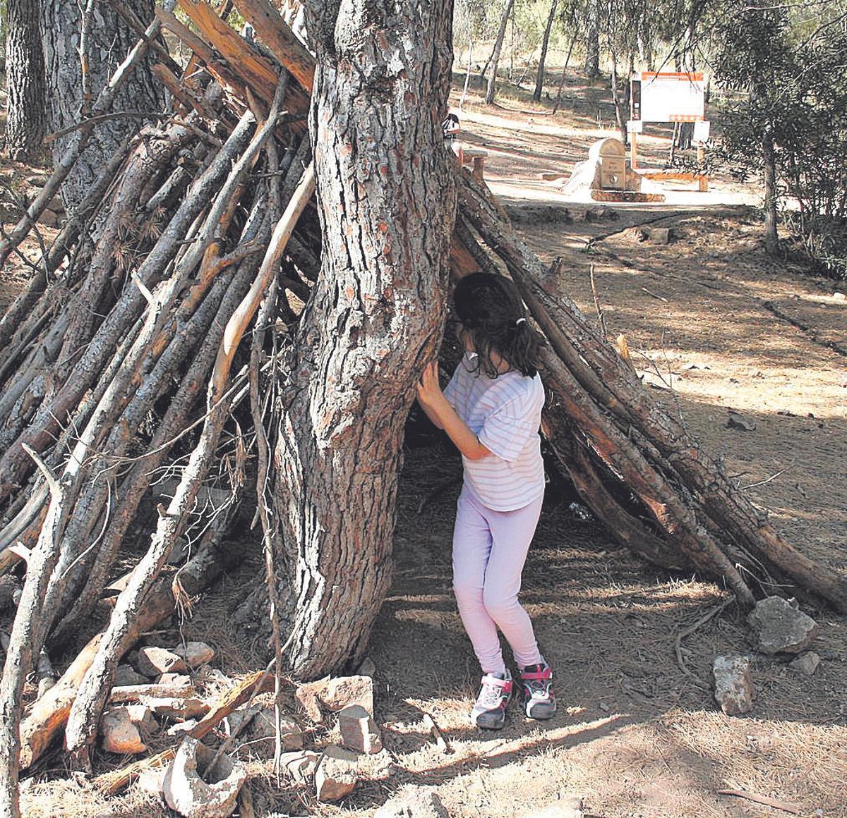 Cabaña de troncos de pino para los más pequeños