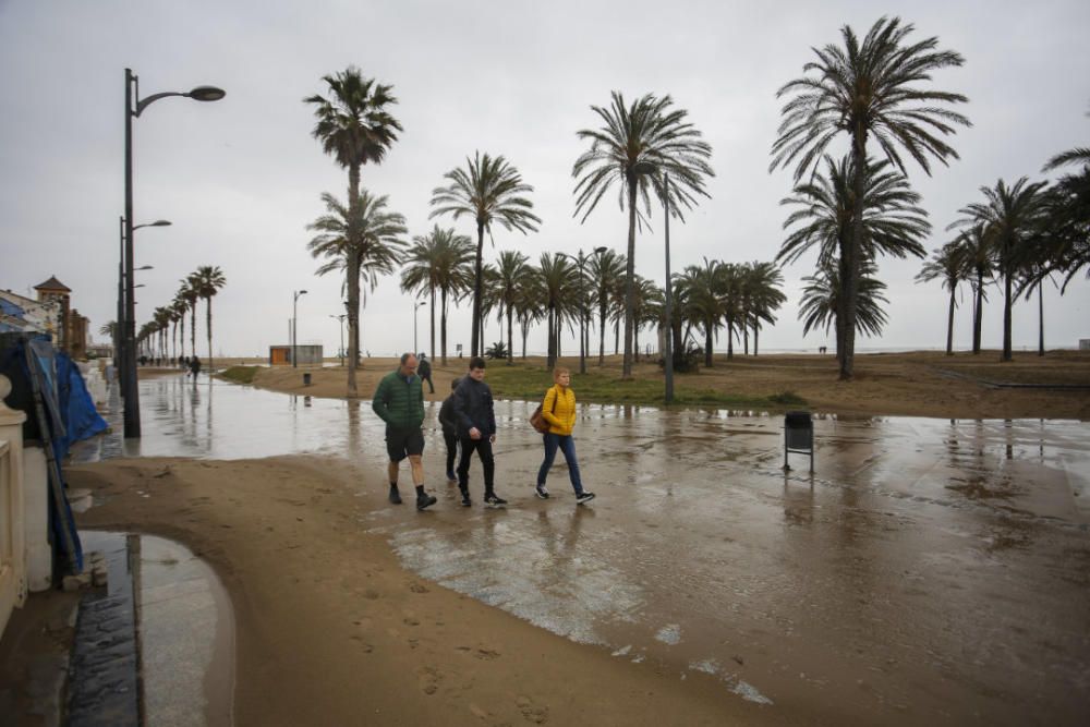 Paseo marítimo de la playa de Las Arenas (Cabanyal) cubierto de arena por el temporal