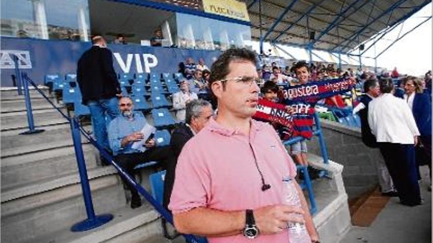 Enric Flix a la llotja del Nou Estadi Palamós-Costa Brava abans d&#039;un partit del Llagostera.