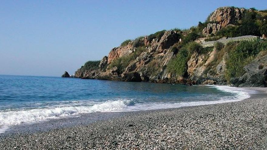 Investigan la muerte de un hombre en una playa de Maro en Nerja