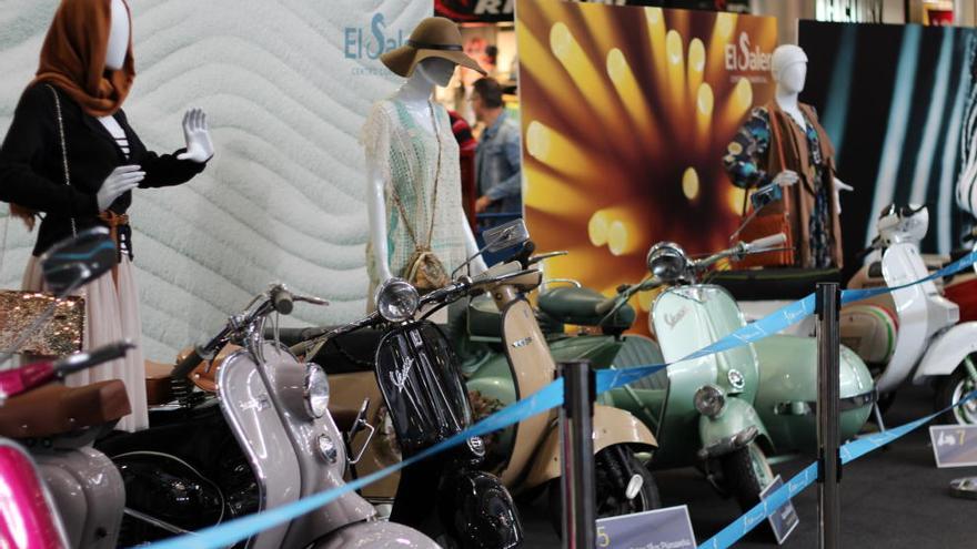 Vespas y maniquís durante la exposición