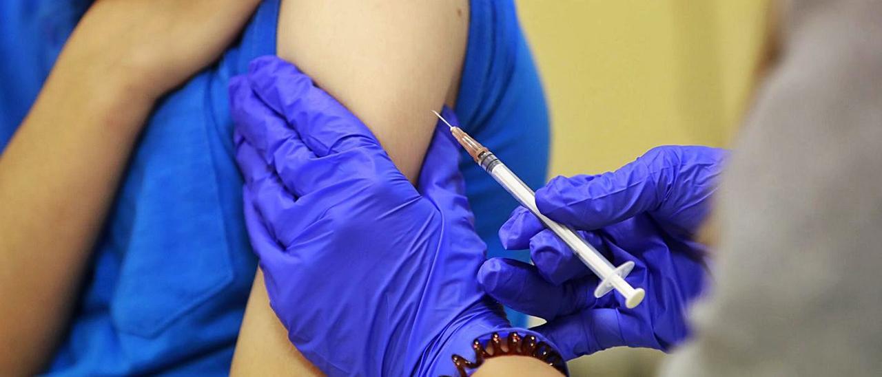 Una imagen de archivo de la dosificación de una vacuna a un adolescente.