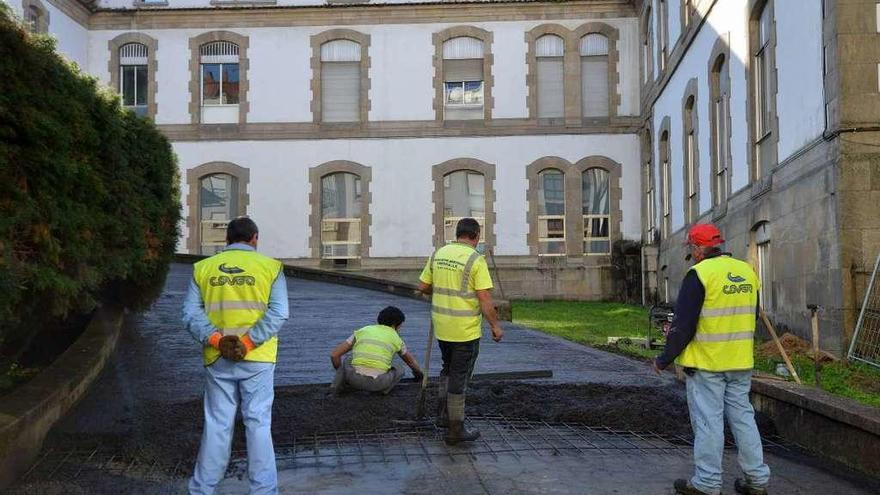 Trabajos en la rampa de acceso al edificio. // Gustavo Santos