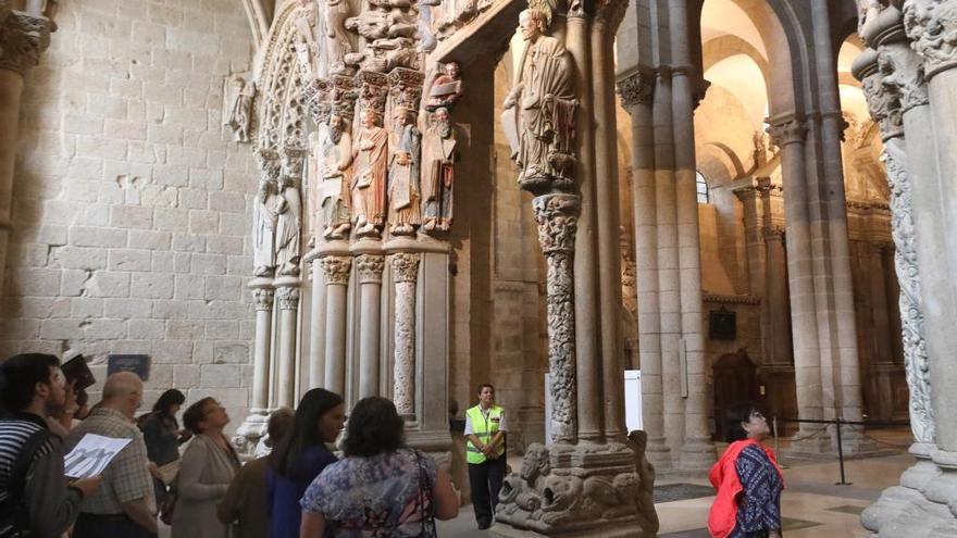 Visitantes observan el Pórtico de la Gloria restaurado