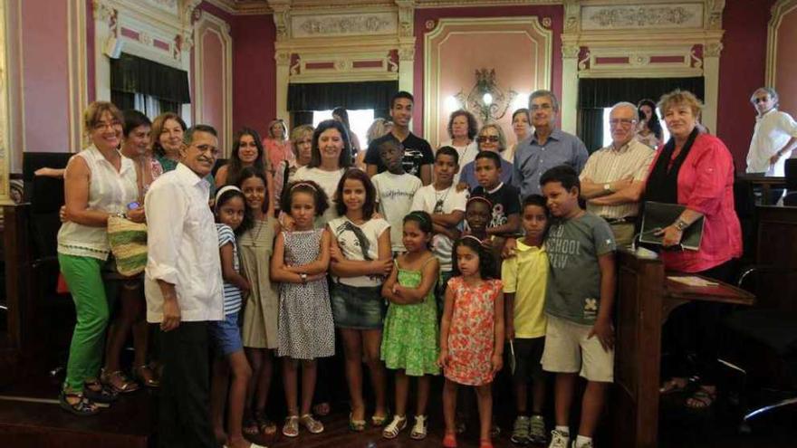 Pasada recepción de niños saharauis celebrada en el Concello. // J.Regal