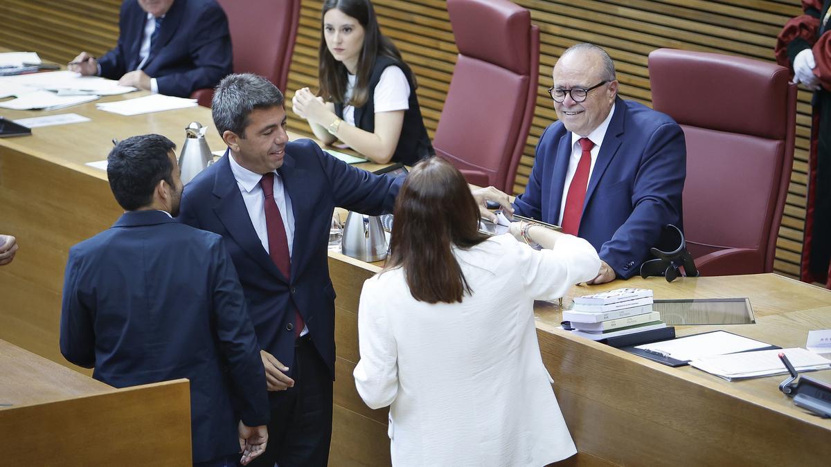 Marzá, Mazón y Massó, en un momento de las votaciones para elegir la composición de la Mesa de las Corts, este lunes.