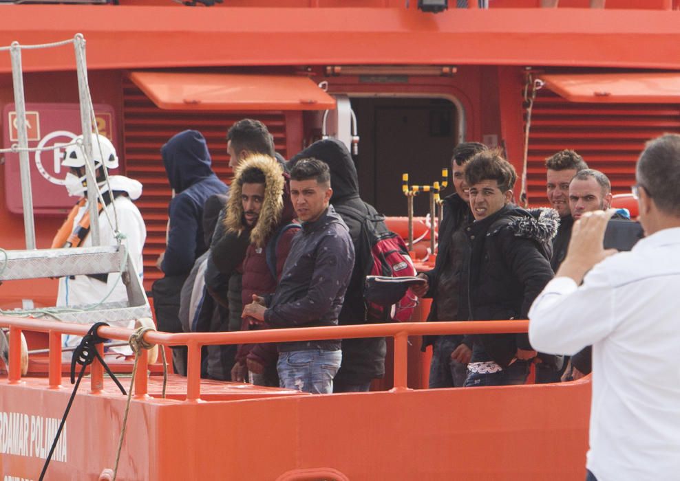 Veinte inmigrantes llegan al Puerto de Alicante