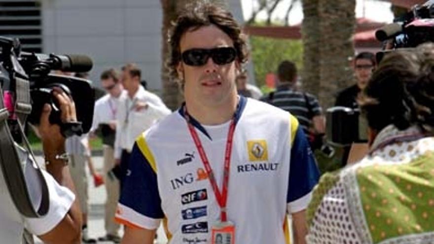 Alonso, ayer a su llegada al paddock del circuito de Shakir.