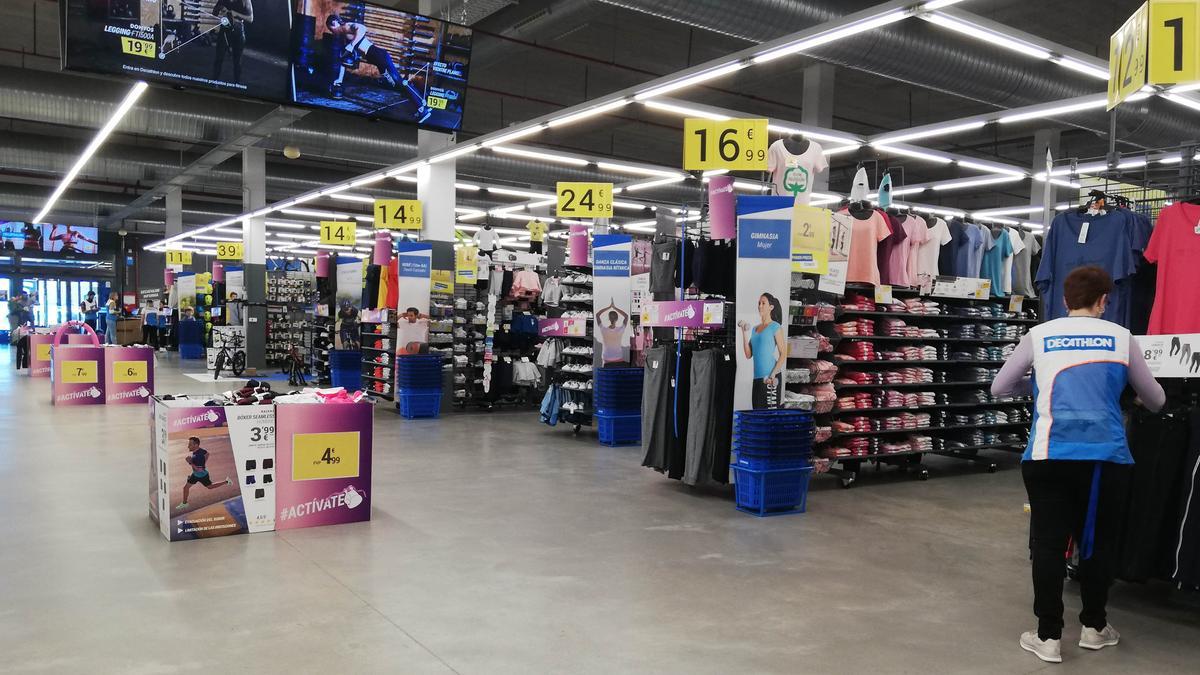 Interior de una tienda de Decathlon