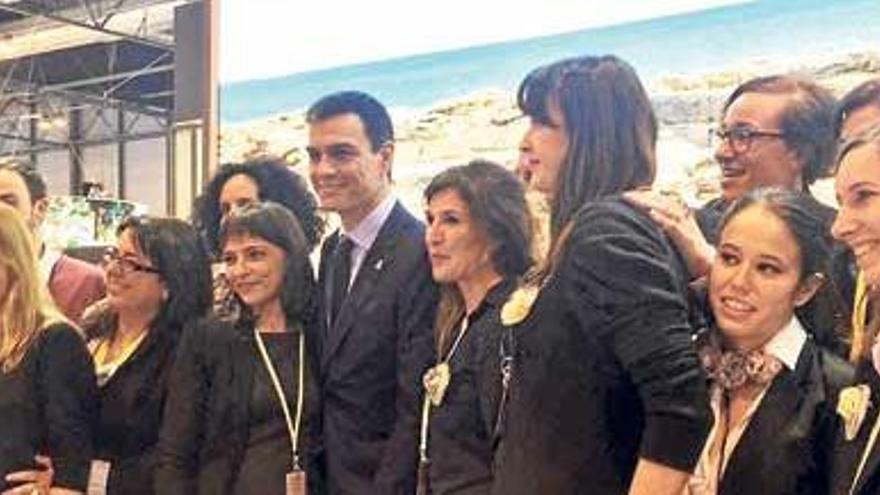 Pedro Sánchez y su séquito, más grande que el de la Reina, visitaron el stand.