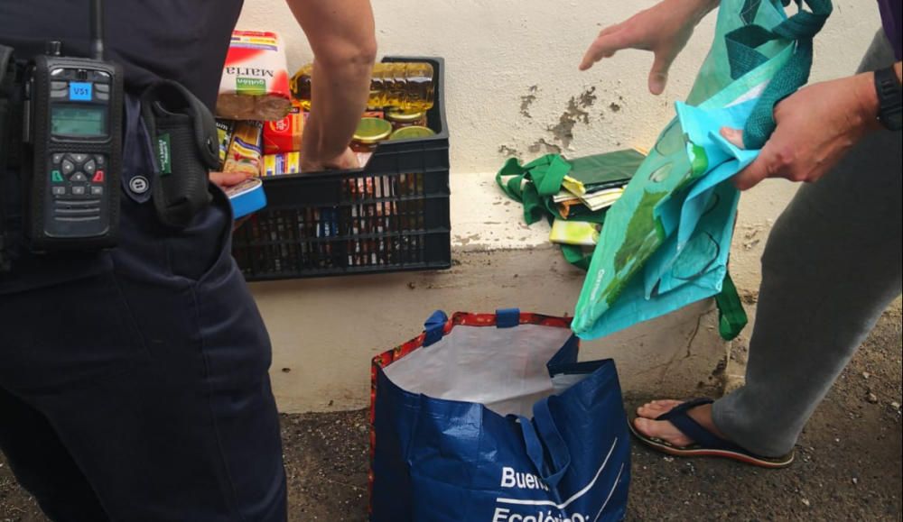 La Policía Local lleva alimentos a vecinos de Anag