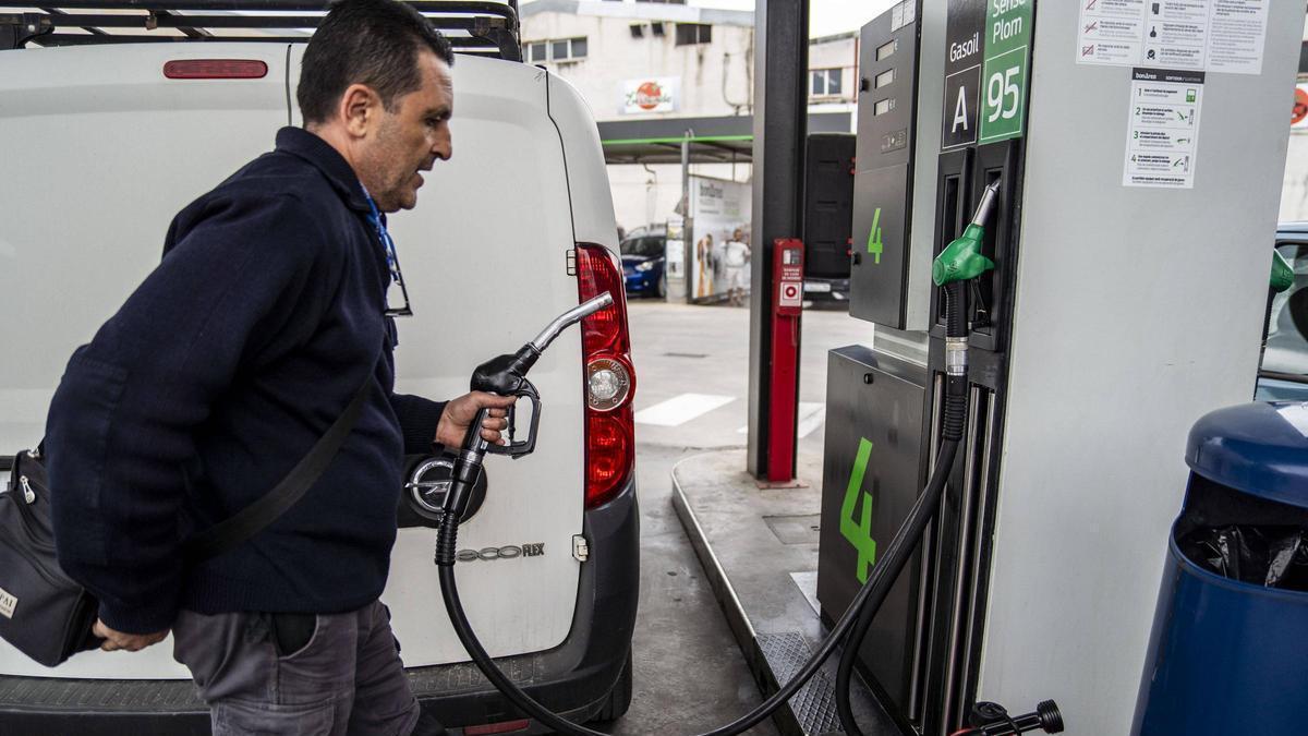 Un home omplint el dipòsit en una gasolinera de Manresa