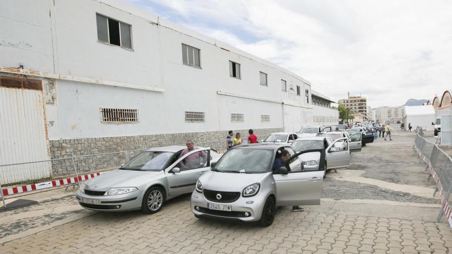 Una hilera de coches esperando para acceder al ferri a Ibiza