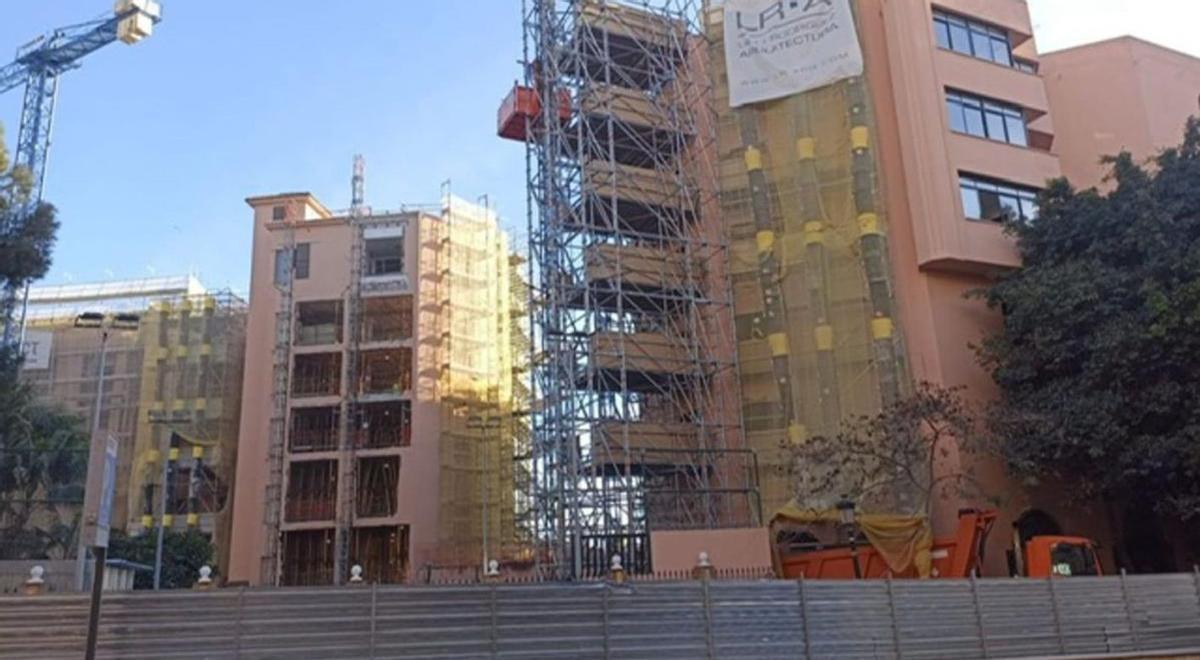 El hotel El Fuerte, uno de los más emblemáticos de Marbella, durante el periodo de reformas.