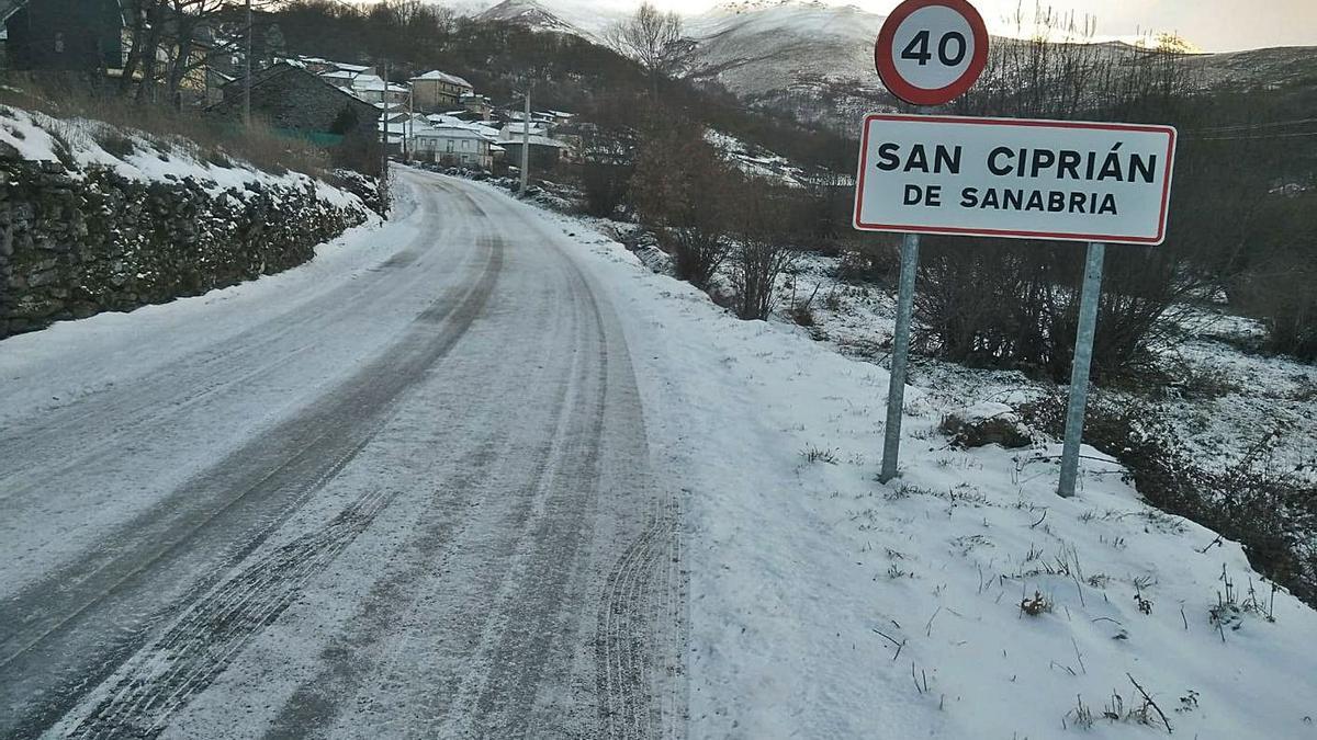 Accesos a San Ciprián de Sanabria, pueblo afectado por la nieve y el hielo. | A. Saavedra