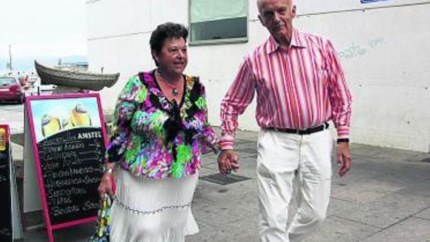 Staffan Mörling y su mujer Josefa Otero, en Bueu en 2011.  // Carmen G.