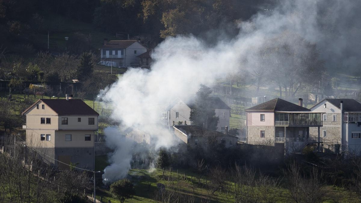 Una quema controlada en Reza, Ourense