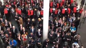 Entrada d’assistents al Mobile World Congress a la Fira.