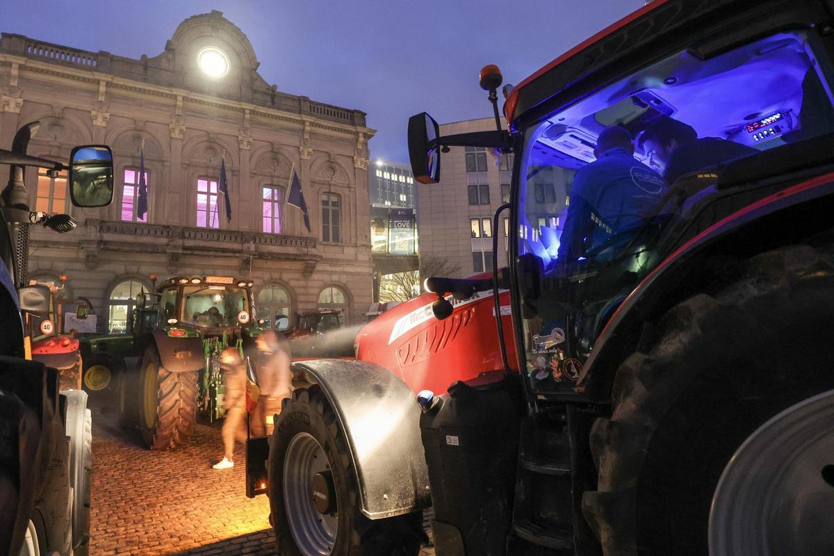En imágenes | Las protestas de los agricultores colapsan Bruselas
