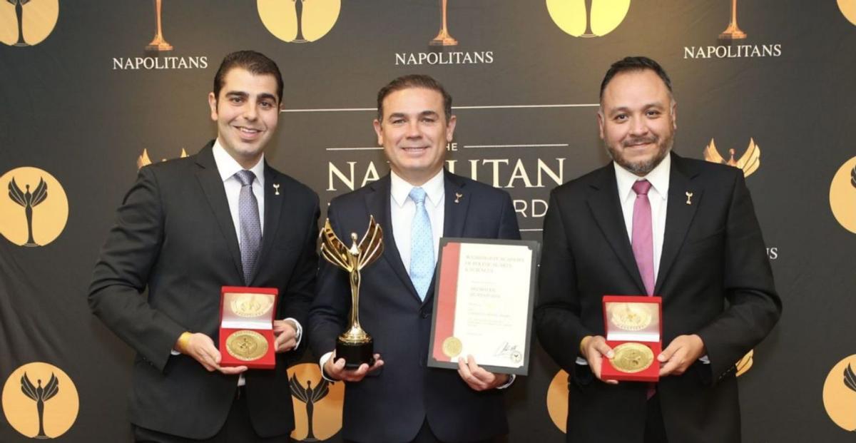 Desde la izquierda, Matilla con el alcalde Alejandro Navarro y Cristian Cantero, muestran los galardones. | Cedida