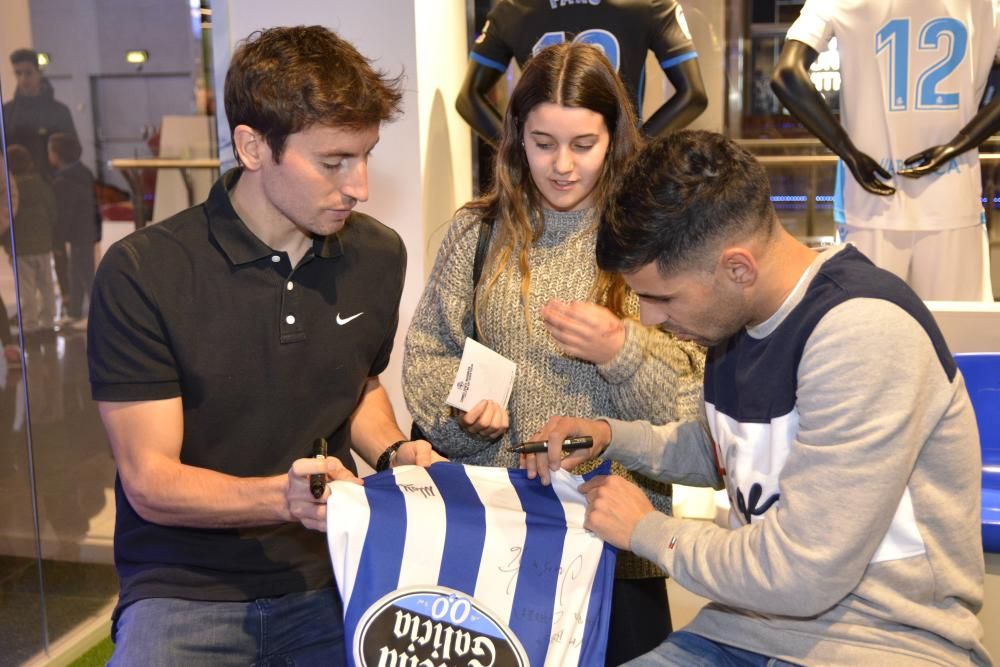 Pedro Mosquera y Juanfran entregan en la Deportienda de Marineda City los premios a los aficionados que participaron en una promoción del centro comercial.