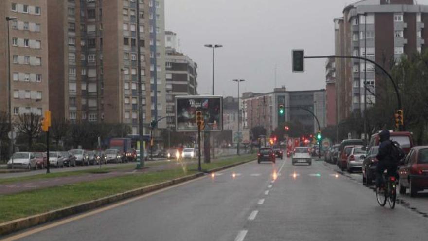 Los vecinos de Laviada, pendientes  del nuevo semáforo instalado en la calle de Carlos Marx