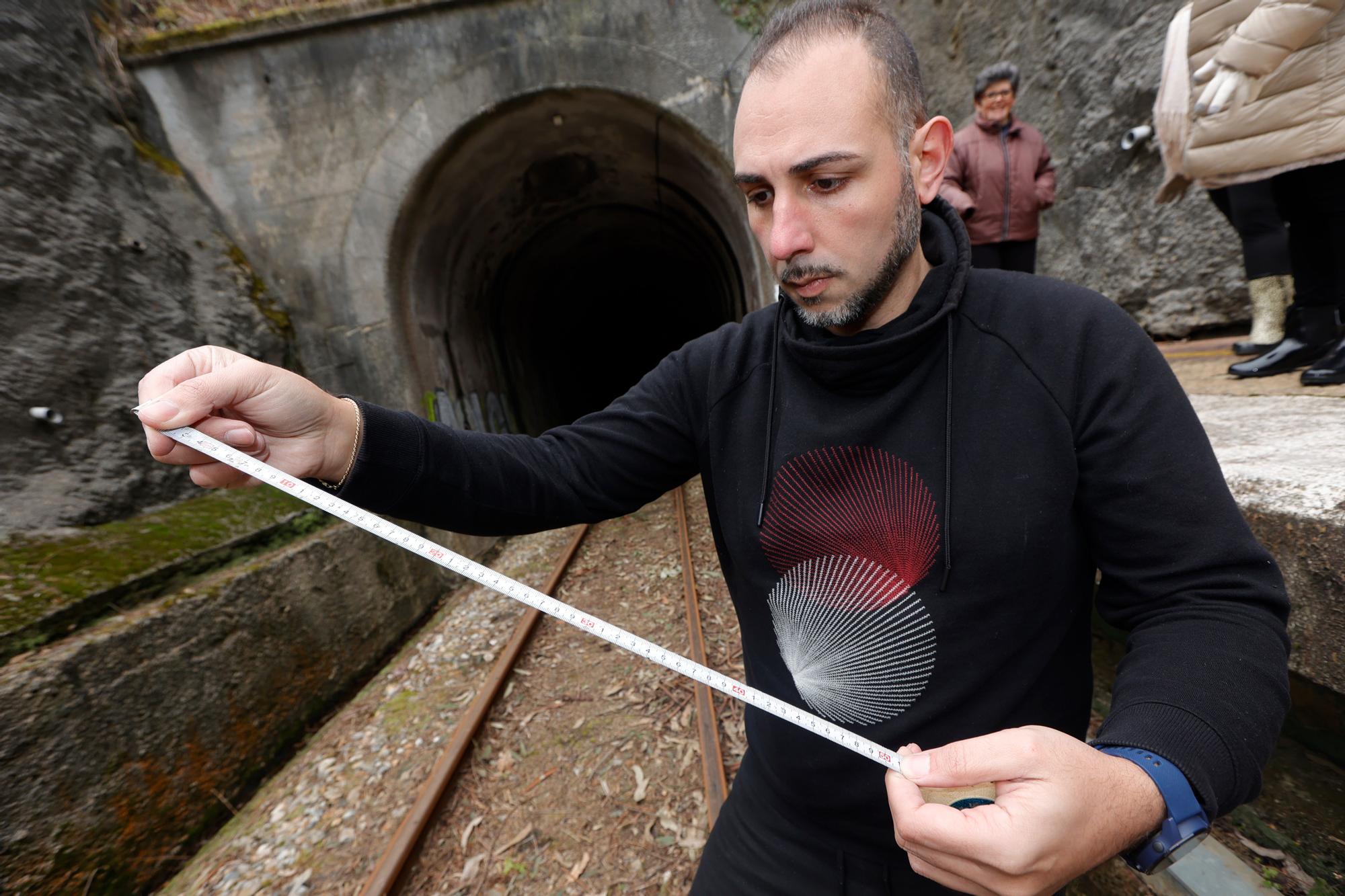 EN IMÁGENES: Un grupo de vecinos de Cudillero protagoniza una "medición irónica" para "informar" a Renfe y Adif de las dimensiones "reales" de un túnel de Feve.