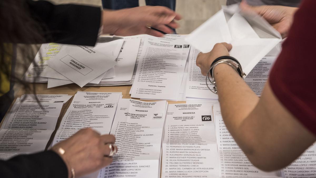 Paperetes electorals a un col·legi electoral de Manresa