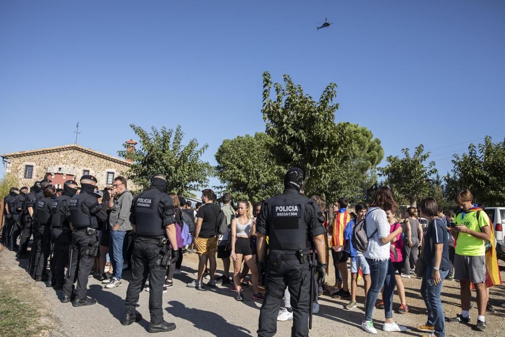 Els Mossos carreguen per dispersar les persones que tallaven la C-65 a Cassà