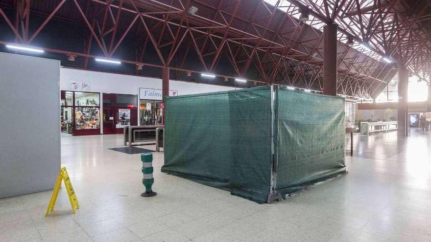 Lona que cubre los contenedores que soportan las goteras en la estación de autobuses. // J. Lores