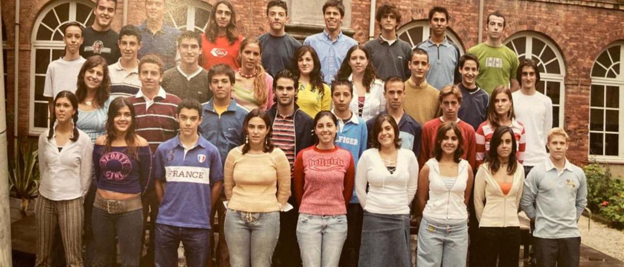 Gerardo García, primero por la derecha en la segunda fila, junto a sus compañeros del Colegio Inmaculada en la promoción de 2004. | LNE