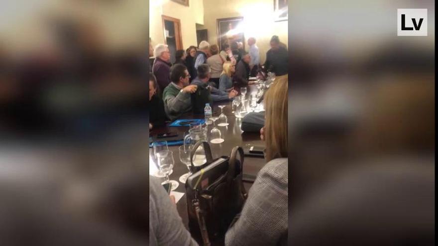 Salom suspende el pleno de Carcaixent al irrumpir decenas de personas en el salón consistorial